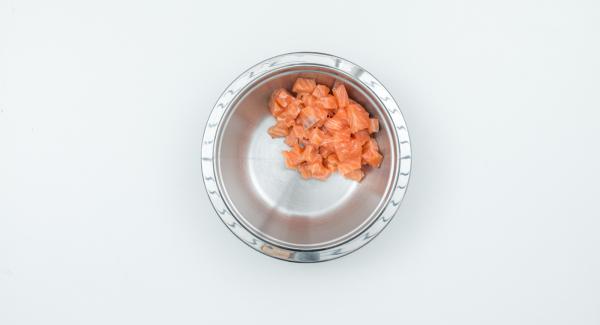 Cortar el filete de salmón en dados finos. Limpiar las cebolletas y el hinojo y picarlos en un Quick Cut.