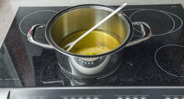 Poner el caldo de verduras en una olla. Añadir el zumo de limón y la ralladura de limón con los fideos de arroz al caldo y remover.