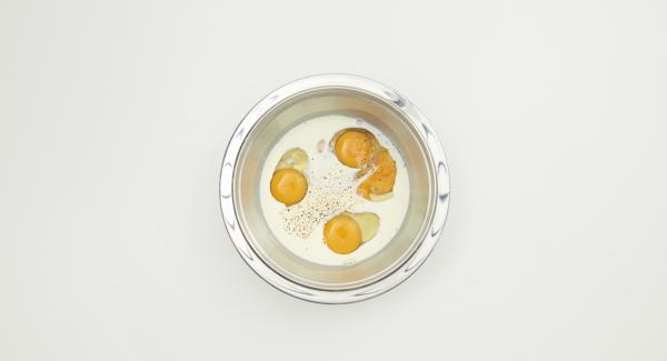 Batir los huevos, la crema y la leche y sazonar con sal y pimienta.
