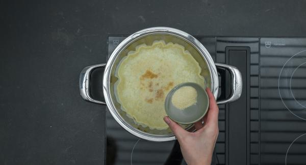 Cuando el Avisador (Audiotherm) emita un pitido al finalizar el tiempo de cocción, retirar el Navigenio, Repartir el pan rallado sobre la masa, distribuir los guisantes, añadir la cebolla y el jamón. Verter la mezcla de crema  y espolvorear con el queso. Apagar el fuego.