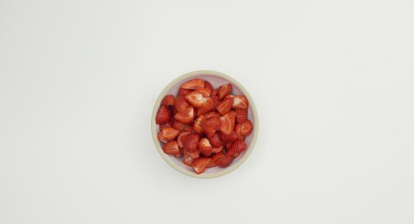 Limpiar las fresas y cortar por la mitad o a cuartos en función del tamaño. Mezclar en una olla alta con 50 ml de jarabe de arce.