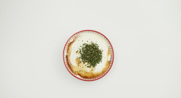 Picar finamente las hojas de romero. Mezclar con el yogur y el resto del jarabe de arce. Desmenuzar las galletas con el Quick Cut. Rellenar las mitades de melocotón con la salsa de fresa y adornar con yogur de romero y migas de chocolate.
