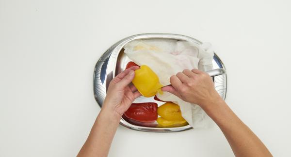 Retirar de la olla, colocar en un plato con la piel hacia arriba, cubrir con papel de cocina húmedo y dejar enfriar completamente. A continuación, pelar los pimientos y cortarlos en trozos del tamaño de un bocado.