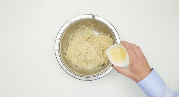 Cocer la pasta en agua salada según las instrucciones, escurrirla y mezclarla con aceite de cacahuete.