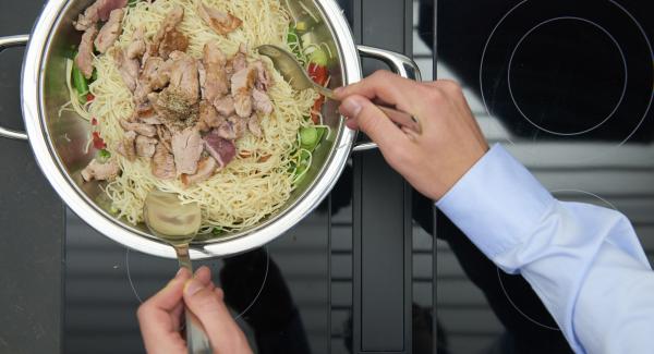 Añadir la pasta y la carne de nuevo y dejar que todo se caliente mientras se remueve. Sazonar con sal y pimienta.