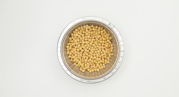 Dejar los garbanzos en remojo durante la noche y escurrirlos al día siguiente. Pelar los ajos y picarlos finamente.