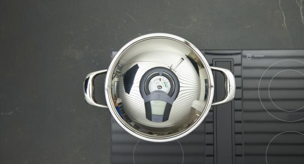 Colocar la olla en el fuego a temperatura máxima. Encender el Avisador (Audiotherm), colocarlo en el pomo (Visiotherm) y girar hasta que se muestre el símbolo de “chuleta”.