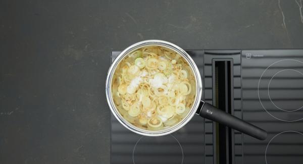 Cuando el Avisador (Audiotherm) emita un pitido al llegar a la ventana de “chuleta”, retirar la tapa, dorar las cebollas sin dejar de remover, espolvorear con azúcar y canela y caramelizar. Reservar.