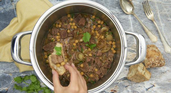 Servir espolvoreado con el resto de las cebollas caramelizadas.