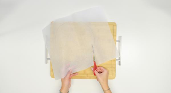Con ayuda de una tapa de 24 cm. recortar un círculo de papel de hornear.