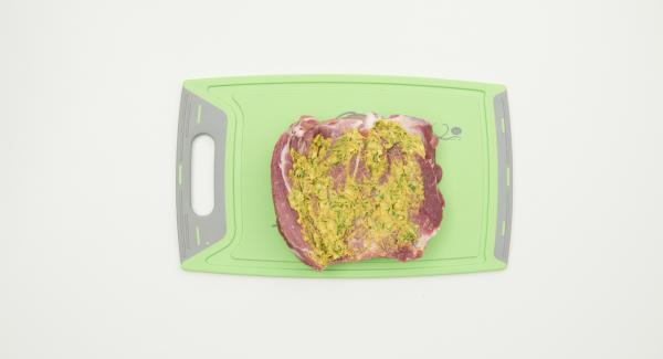 Sazonar la carne con sal y pimienta y untar con la crema de mostaza y hierbas. Enrollar firmemente y atar con hilo de cocina.