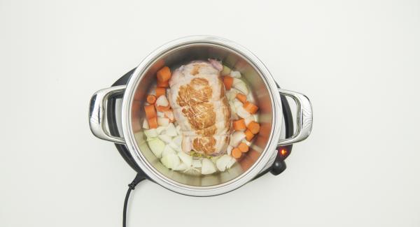Añadir la cebolla y los dados de zanahoria y saltear. Sazonar con sal y pimienta, desglasar con el caldo y la cerveza.