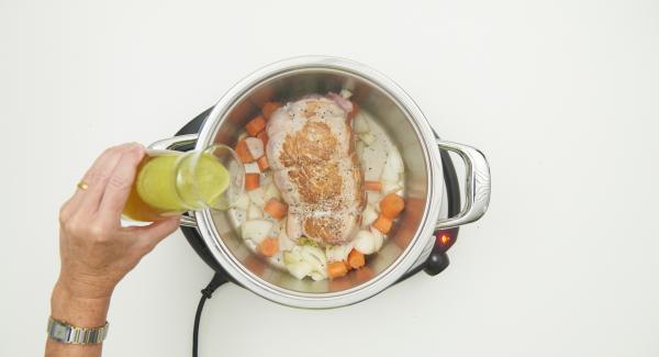 Añadir la cebolla y los dados de zanahoria y saltear. Sazonar con sal y pimienta, desglasar con el caldo y la cerveza.