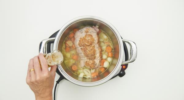 Añadir la cebolla y los dados de zanahoria y saltear. Sazonar con sal y pimienta, desglasar con el caldo y la cerveza.