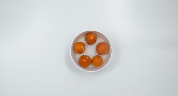 Escaldar los tomates en agua hirviendo, pelarlos y cortarlos en dados finos. Picar las hojas de tomero y tomillo finamente.