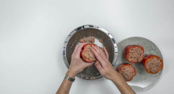 Rellenar los pimientos con la masa de carne picada y poner la tapa.