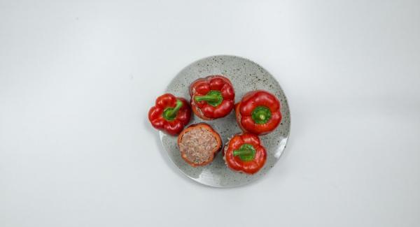 Rellenar los pimientos con la masa de carne picada y poner la tapa.