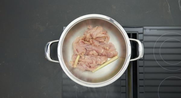 Cuando el Avisador (Audiotherm) emita un pitido al llegar a la ventana de “chuleta”, bajar la temperatura, y freir la pechuga de pollo marinada y las gambas.