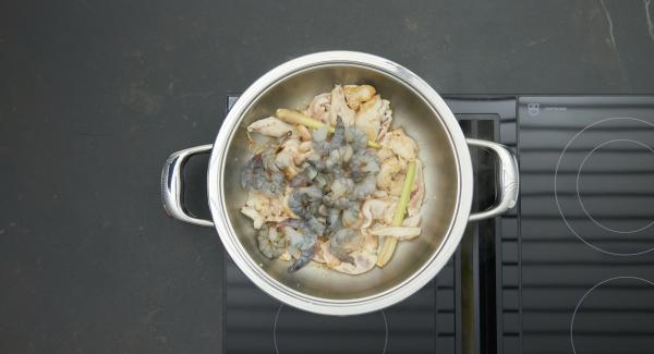 Cuando el Avisador (Audiotherm) emita un pitido al llegar a la ventana de “chuleta”, bajar la temperatura, y freir la pechuga de pollo marinada y las gambas.