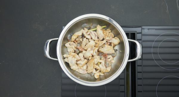 Cuando el Avisador (Audiotherm) emita un pitido al llegar a la ventana de “chuleta”, bajar la temperatura, y freir la pechuga de pollo marinada y las gambas.