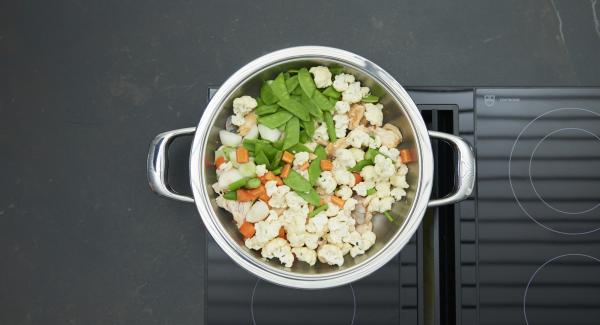 Agregar las verduras con leche de coco y pasta de curry. Encender el fuego a temperatura máxima, calentar la olla hasta la ventana de “zanahoria”, bajar temperatura y cocinar 5 minutos con el Avisador (Audiotherm).
