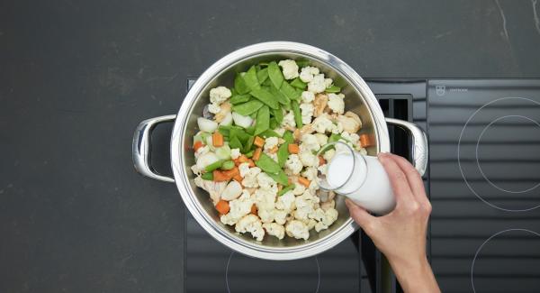 Agregar las verduras con leche de coco y pasta de curry. Encender el fuego a temperatura máxima, calentar la olla hasta la ventana de “zanahoria”, bajar temperatura y cocinar 5 minutos con el Avisador (Audiotherm).