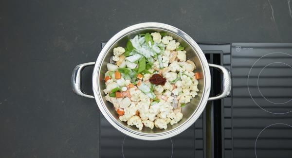 Agregar las verduras con leche de coco y pasta de curry. Encender el fuego a temperatura máxima, calentar la olla hasta la ventana de “zanahoria”, bajar temperatura y cocinar 5 minutos con el Avisador (Audiotherm).