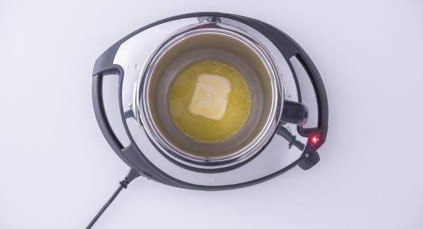 Colocar el cazo en el Navigenio a temperatura mínima (nivel 2), y derretir la mantequilla. Añadir la harina sin dejar de remover.