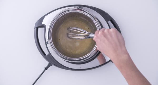 Colocar el cazo en el Navigenio a temperatura mínima (nivel 2), y derretir la mantequilla. Añadir la harina sin dejar de remover.
