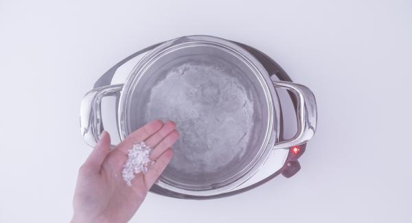 Verter el agua en la olla, colocar la olla en el Navigenio a temperatura máxima (nivel 6) y llevarla a ebullición. Salar, verter la harina y diluirla con un batidor para que no se formen grumos.