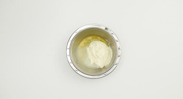 Mezclar la nata líquida, el zumo de limón y el aceite. Sazonar al gusto, añadir cuidadosamente el caviar y dejar reposar.
