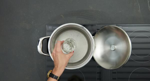 Verter agua (unos 200 ml) en una olla. Colocar las judias en la Softiera e introducirla en la olla.