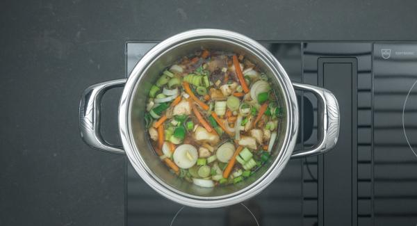 Añadir las cebolletas y sazonar con sal y pimienta.