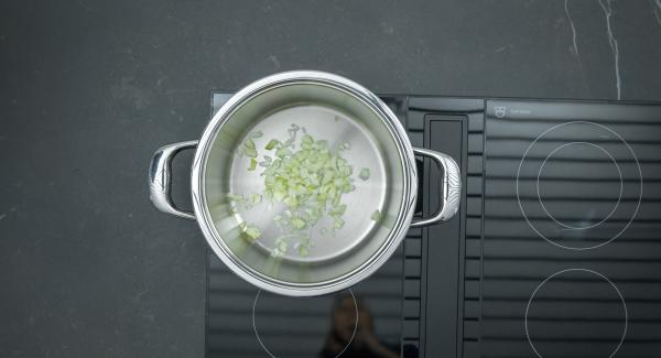 Poner los dados de cebolla en una olla. Colocar la olla en el fuego a temperatura máxima. Encender el Avisador (Audiotherm), colocarlo en el pomo (Visiotherm) y girar hasta que se muestre el símbolo de “chuleta”.