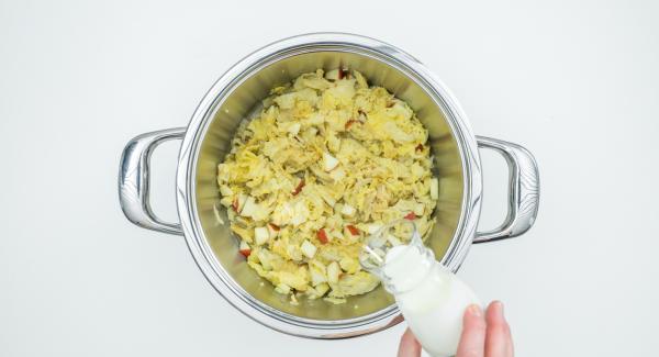 Añadir a la col los dados de manzana con nata y mostaza y llevarlos a ebullición. Sazonar las verduras con sal, pimienta y nuez moscada.