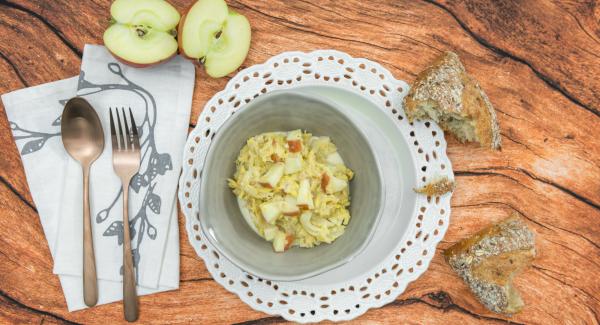 Añadir a la col los dados de manzana con nata y mostaza y llevarlos a ebullición. Sazonar las verduras con sal, pimienta y nuez moscada.