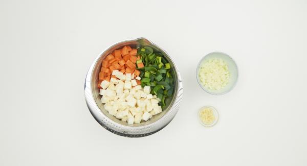 Limpiar y picar las verduras las cebollas y el ajo.
