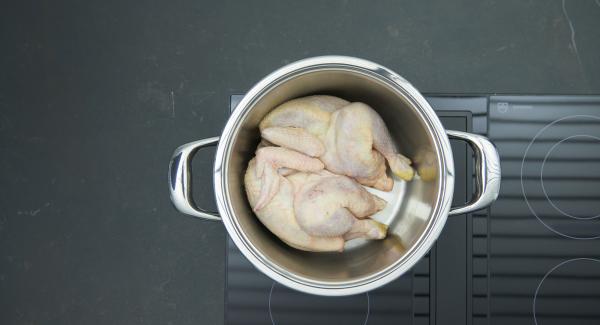 Poner los pollos y el resto de los ingredientes en la olla. Tapar con la Tapa Rápida (Secuquick Softline).