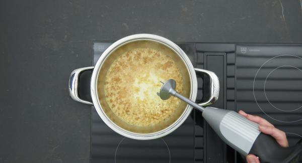 Añadir la nata líquida a la salsa, hacer un puré fino y sazonar al gusto con sal y pimienta.