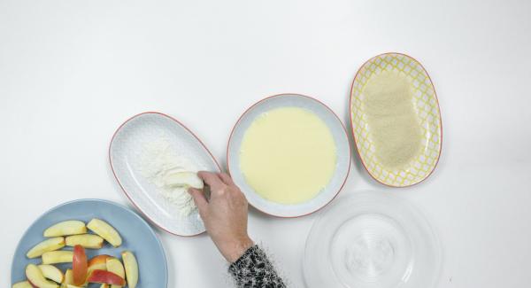 Rebozar la manzana en harina, huevo y cereales triturados.
