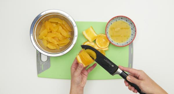 Pelar las naranjas, quitando toda la piel blanca, reservando los gajos completamente limpios. Recoger el zumo resultante.
