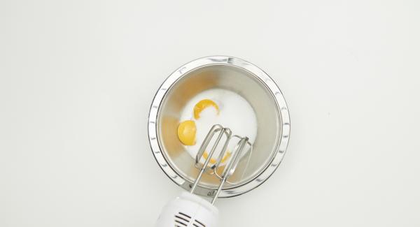 Batir el azúcar con la yema de huevo hasta que esté amarillo claro y espumoso. Incorporar cuidadosamente el mascarpone, la nata montada y la clara de huevo batida.