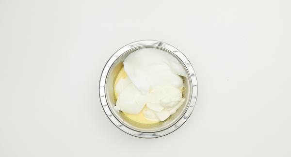 Batir el azúcar con la yema de huevo hasta que esté amarillo claro y espumoso. Incorporar cuidadosamente el mascarpone, la nata montada y la clara de huevo batida.