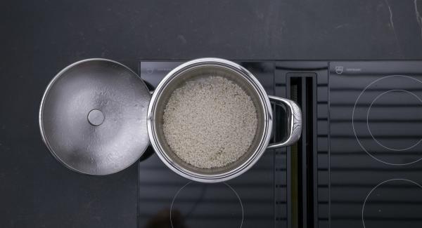 Añadir el arroz y rehogar, incorporar el zumo de remolacha y el caldo. Mezclar bien y tapar con la Tapa Rápida (Secuquick Softline).