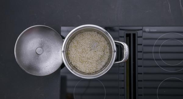 Añadir el arroz y rehogar, incorporar el zumo de remolacha y el caldo. Mezclar bien y tapar con la Tapa Rápida (Secuquick Softline).