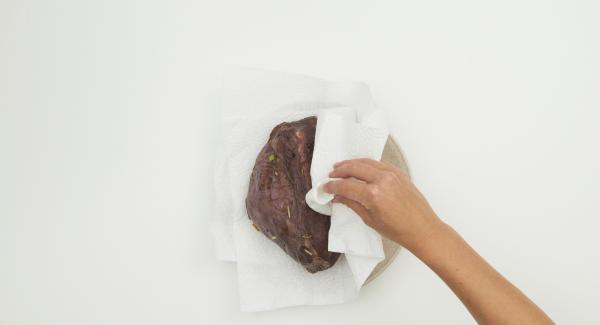 Secar la carne con papel de cocina. Cuando el Avisador (Audiotherm) emita un pitido al llegar a la ventana de “chuleta”, bajar la temperatura Introducir la carne y freír por todos los lados. Reservar.