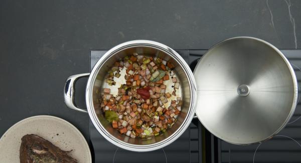 Saltear las verduras en la misma olla. Añadir la salsa de tomate y remover. Incorporar nuevamente la carne y verter el adobo y el caldo de carne.