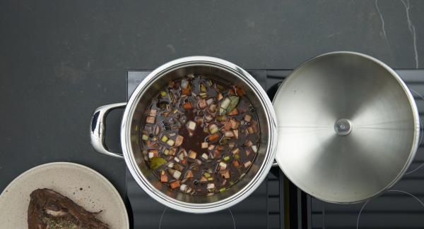 Saltear las verduras en la misma olla. Añadir la salsa de tomate y remover. Incorporar nuevamente la carne y verter el adobo y el caldo de carne.