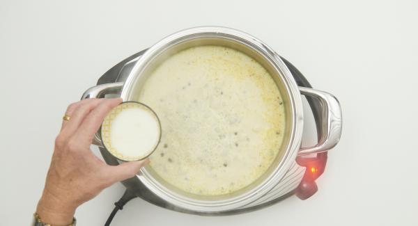 Añadir la nata líquida y las alcaparras al caldo, llevar a ebullición y espesar con la mezcla de maizena. Agregar el zumo de limón y sazonar al gusto.