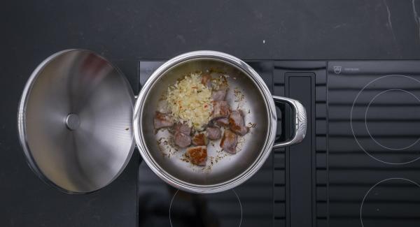 Cuando el Avisador (Audiotherm) emita un pitido al llegar a la ventana de “chuleta”, bajar la temperatura y freír la carne por todas partes. Añadir la mezcla de cebolla y freír brevemente.